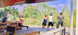 Warga Mendongan Gotong Royong Tebang Pohon